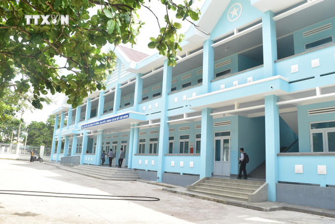 Dãy nhà 2 tầng, 10 phòng học của trường Tiểu học Kim Đồng (xã Cư Kbang, huyện Ea Súp, tỉnh Đắk Lắk) mới được xây dựng khang trang. Ảnh: Nguyên Dung - TTXVN vna_potal_dak_lak_chuan_bi_san_sang_cho_nam_hoc_moi_2024_-_2025_7559201.jpg