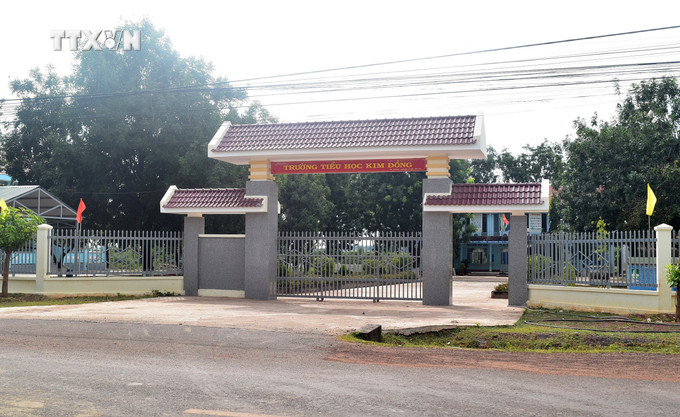 Trường Tiểu học Kim Đồng tại xã Cư Kbang (Ea Súp, Đắk Lắk) được đầu tư xây dựng 10 phòng học, hệ thống tường rào, sân bê tông với tổng kinh phí đầu tư hơn 6 tỷ đồng. Ảnh: Nguyên Dung - TTXVN vna_potal_dak_lak_chuan_bi_san_sang_cho_nam_hoc_moi_2024_-_2025_7559194.jpg
