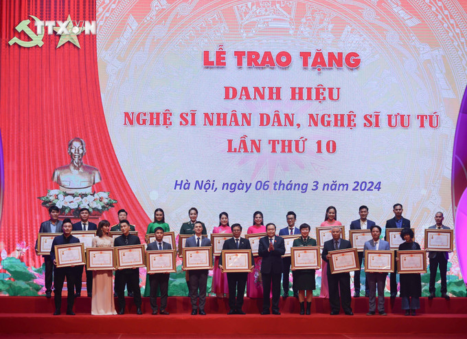 Lễ trao tặng danh hiệu "Nghệ sĩ nhân dân", "Nghệ sĩ ưu tú" lần thứ 10. Ảnh: Thanh Tùng - TTXVN vna_potal_le_trao_tang_danh_hieu_nghe_si_nhan_dan_nghe_si_uu_tu_lan_thu_10_7257320 (2).jpg