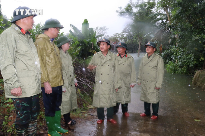 Đoàn công tác và các đồng chí lãnh đạo tỉnh kiểm tra công tác phòng, chống, khắc phục hậu quả bão lũ tại xã Mỹ Bằng (huyện Yên Sơn). Ảnh: TTXVN vna_potal_thuong_tuong_trinh_van_quyet_kiem_tra_cong_tac_cuu_ho_cuu_nan_tai_tuyen_quang_7589698.jpg