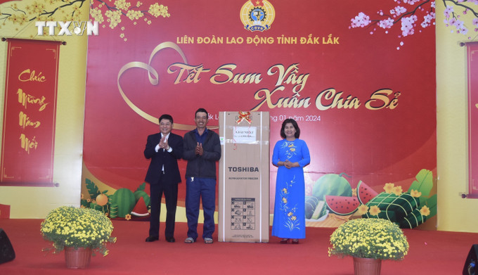 Anh Trương Thanh Việt, công nhân tại Công ty Cấp thoát nước Đắk Lắk, may mắn giành giải Nhất với một chiếc tủ lạnh Toshiba trị giá 6 triệu đồng trong phần bốc thăm trúng thưởng tại Chương trình. Ảnh: Nguyên Dung - TTXVN vna_potal_am_ap_chuong_trinh_“tet_sum_vay_xuan_chia_se”_nam_2024_7206508.jpg