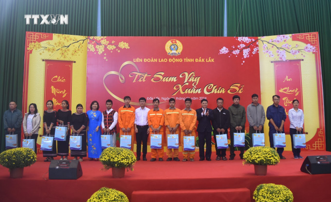 Tặng quà cho đoàn viên, công nhân lao động có hoàn cảnh khó khăn. Ảnh: Nguyên Dung - TTXVN vna_potal_am_ap_chuong_trinh_“tet_sum_vay_xuan_chia_se”_nam_2024_7206507.jpg