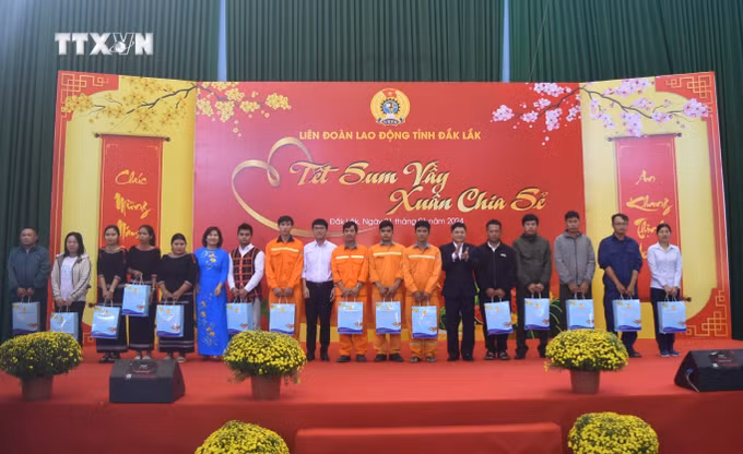 vna_potal_am_ap_chuong_trinh_“tet_sum_vay_xuan_chia_se”_nam_2024_7206507.jpg