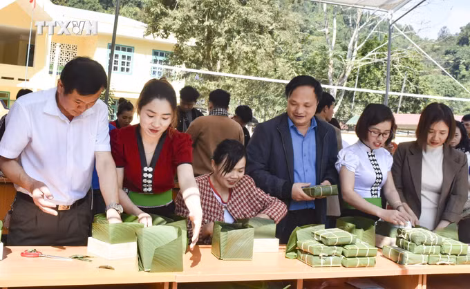 vna_potal_goi_10000_banh_chung_xanh_cho_nguoi_ngheo_an_tet_o_huyen_bien_gioi_nam_po_7206678.jpg
