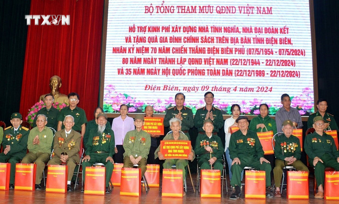 Thượng tướng Phùng Sĩ Tấn, Phó Tổng Tham mưu trưởng QĐND cùng đoàn công tác trao tặng quà cho các cựu chiến binh và gia đình chính sách tỉnh Điện Biên. Ảnh: Trung Kiên - TTXVN vna_potal_70_nam_chien_thang_dien_bien_phu_bo_tong_tham_muu_qdnd_tang_qua_gia_dinh_chinh_sach_tinh_dien_bien_7314030.jpg