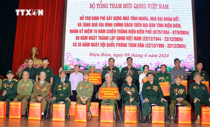 vna_potal_70_nam_chien_thang_dien_bien_phu_bo_tong_tham_muu_qdnd_tang_qua_gia_dinh_chinh_sach_tinh_dien_bien_7314030.jpg