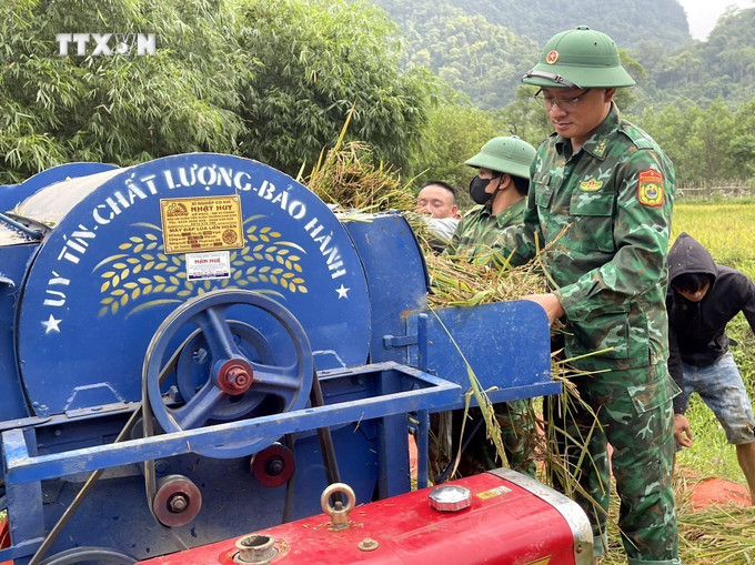 Cán bộ chiến sỹ Đồn Biên phòng Cà Xèng (Quảng Bình) hỗ trợ đồng bào Rục thu hoạch lúa. Ảnh: Tá Chuyên - TTXVN vna_potal_quang_binh_bo_doi_bien_phong_giup_dong_bao_ruc_thu_hoach_lua_7375839 (1).jpg