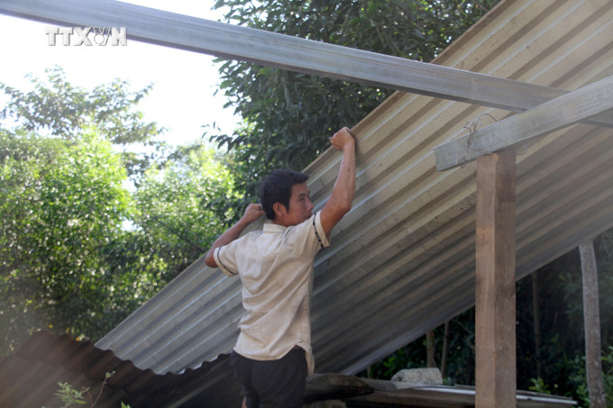 Một số hộ dân bản Bình Quang, xã Châu Bình, huyện Quỳ Châu (Nghệ An) mới đc nhà nước hỗ trợ 25 triệu đồng sửa chữa nhà dột nát. Ảnh: Văn Tý-TTXVN vna_potal_nghe_an_mon_moi_cho_tai_dinh_cu_o_du_an_nghin_ty_7766098.jpg