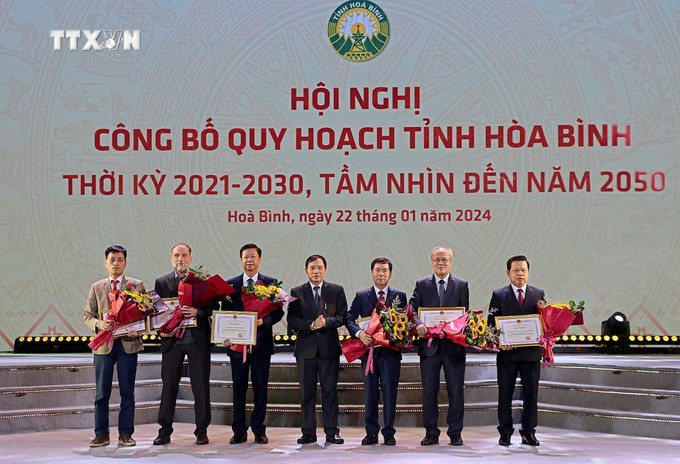 Chủ tịch UBND tỉnh Hòa Bình Bùi Văn Khánh trao Bằng khen cho các đơn vị có thành tích nội dung Quy hoạch tỉnh Hòa Bình thời kỳ 2021-2030, tầm nhìn đến năm 2050. Ảnh: Thanh Hải - TTXVN vna_potal_pho_thu_tuong_chinh_phu_tran_luu_quang_du_le_cong_bo_quy_hoach_tinh_hoa_binh_thoi_ky_2021_-_2030_tam_nhin_den_nam_2050_7191769 (1).jpg