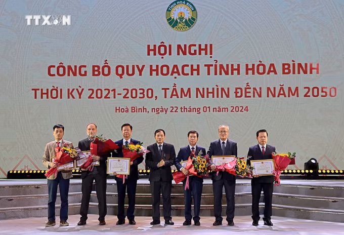 vna_potal_pho_thu_tuong_chinh_phu_tran_luu_quang_du_le_cong_bo_quy_hoach_tinh_hoa_binh_thoi_ky_2021_-_2030_tam_nhin_den_nam_2050_7191769 (1).jpg