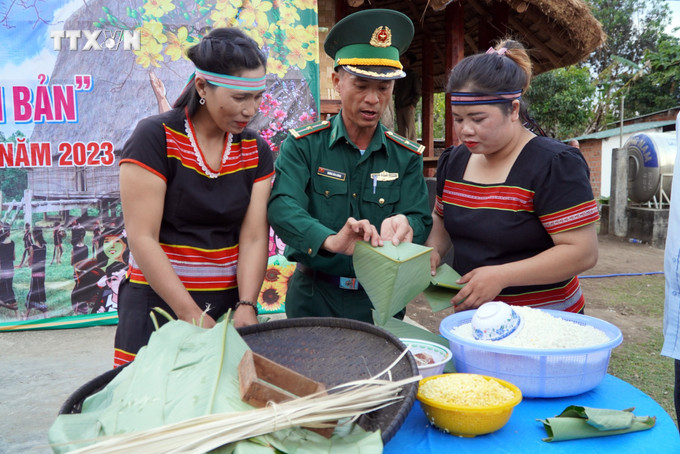 Bộ Chỉ huy Bộ đội Biên phòng tỉnh Kon Tum hướng dẫn bà con Gié-Triêng gói bánh chưng. Ảnh: Khoa Chương - TTXVN vna_potal_sac_xuan_tren_vung_bien_gioi_kon_tum_7191560.jpg