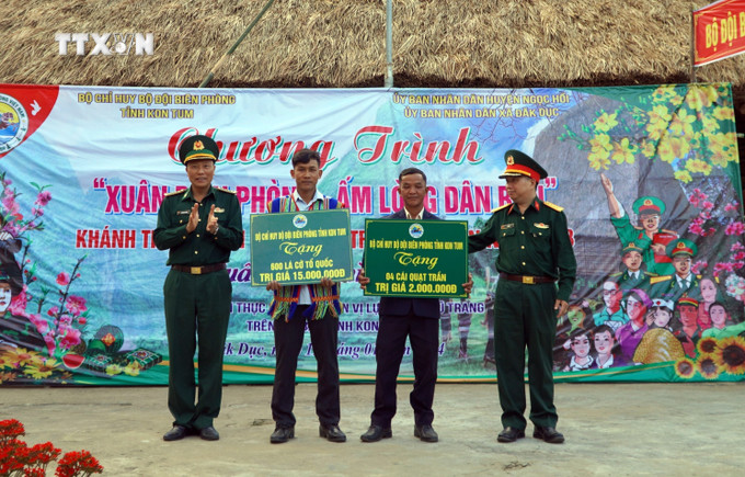 Bộ Chỉ huy Bộ đội Biên phòng tỉnh Kon Tum phối hợp với các đơn vị trao tặng quà cho hộ dân tộc thiểu số khó khăn trên địa bàn. Ảnh: Khoa Chương - TTXVN vna_potal_sac_xuan_tren_vung_bien_gioi_kon_tum_7191555.jpg