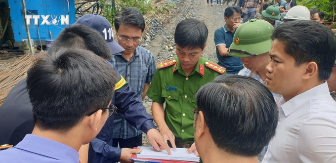 Lãnh đạo tỉnh Lai Châu chỉ đạo tại hiện trường. Ảnh: TTXVN vna_potal_3_cong_nhan_tu_vong_do_ngat_khi_trong_ham_thuy_dien_o_lai_chau_7479583.jpg
