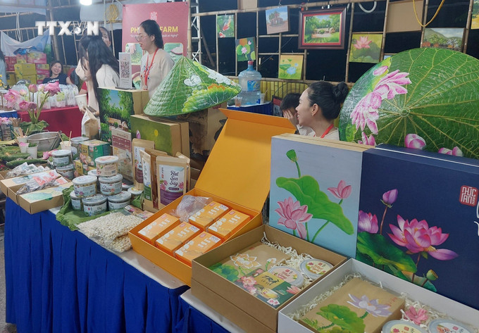 Các sản phẩm được làm từ sen tại Lễ hội. Ảnh: Phương Anh-TTXVN vna_potal_khai_truong_trung_tam_gioi_thieu_va_ban_san_pham_ocop_quan_tay_ho_-_pho_trinh_7479785.jpg