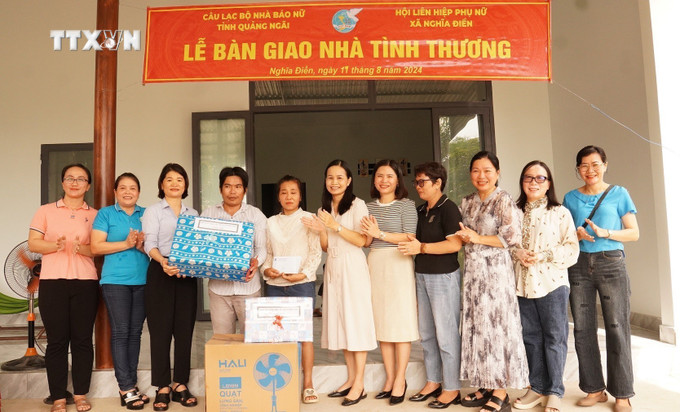 Trao nhà tình thương cho hộ dân tại xã Nghĩa Điền, huyện Tư Nghĩa. Ảnh: Đinh Hương - TTXVN vna_potal_quang_ngai_phat_huy_suc_manh_dai_doan_ket_de_xay_dung_que_huong_7553026.jpg