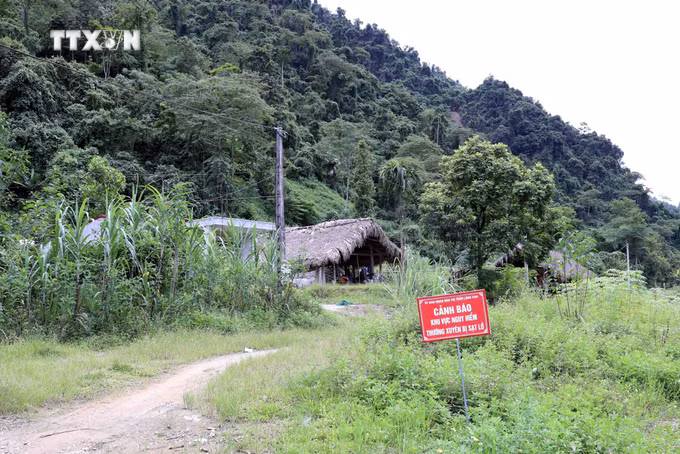 vna_potal_tuyen_quang_nguoi_dan_cho_doi_duoc_di_doi_ra_khoi_khu_vuc_sat_lo__7555644.jpg