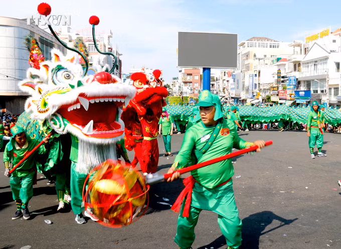 vna_potal_le_hoi_nghinh_ong_quan_thanh_de_quan_xuat_du_tai_binh_thuan_7555485.jpg