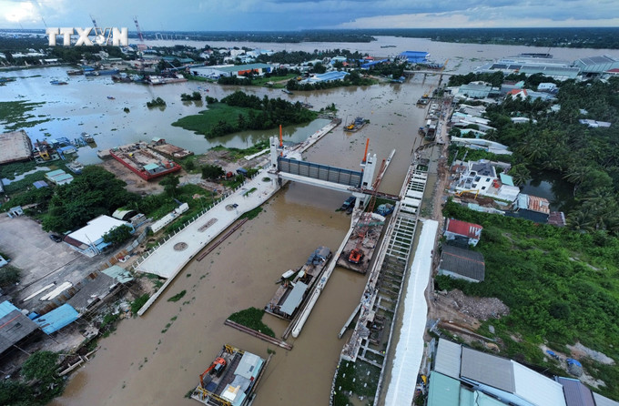 Cống ngăn mặn Nguyễn Tấn Thành ở huyện Châu Thành (Tiền Giang). Ảnh: TTXVN phát vna_potal_cong_ngan_man_nguyen_tan_thanh_tien_giang_bao_dam_tien_do_thi_cong_7529279.jpg