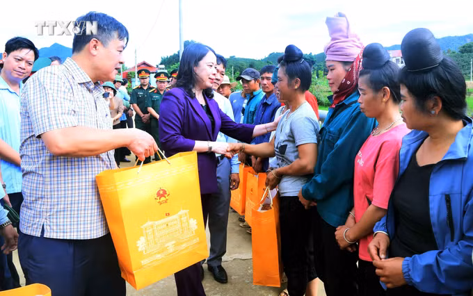 vna_potal_pho_chu_tich_nuoc_vo_thi_anh_xuan_tham_tang_qua_nhan_dan_vung_bi_ngap_lut_sat_lo_dat_tai_son_la_7529470.jpg