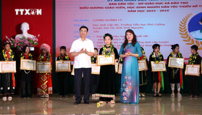 Vinh danh học sinh người dân tộc thiểu số có thành tích xuất sắc trong năm học 2023-2024. Ảnh: Thu Hằng-TTXVN vna_potal_thai_nguyen_vinh_danh_giao_vien_hoc_sinh_nguoi_dan_toc_thieu_so___7549245.jpg