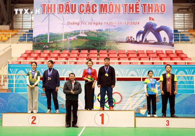 Trao huy chương cho đôi vận động viên nam nữ đạt thành tích cao ở nội dung bán ná. Ảnh: Nguyên Linh-TTXVN vna_potal_quang_tri_tranh_tai_the_thao_tai_ngay_hoi_van_hoa_cac_dan_toc_viet_nam_7759220.jpg