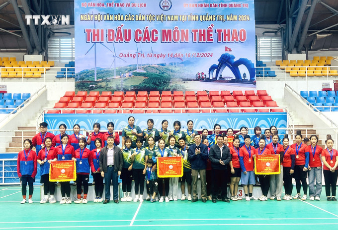 Đội tuyển tỉnh Đắk Lắk giành giải Nhất ở nội dung kéo co nữ. Ảnh: Nguyên Linh-TTXVN vna_potal_quang_tri_tranh_tai_the_thao_tai_ngay_hoi_van_hoa_cac_dan_toc_viet_nam_7759225.jpg