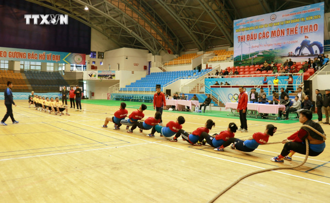 Trận chung kết nội dung kéo co nam nữ giữa hai đội Đắk Lắk và Bắc Giang. Ảnh: Nguyên Linh-TTXVN vna_potal_quang_tri_tranh_tai_the_thao_tai_ngay_hoi_van_hoa_cac_dan_toc_viet_nam_7759222.jpg