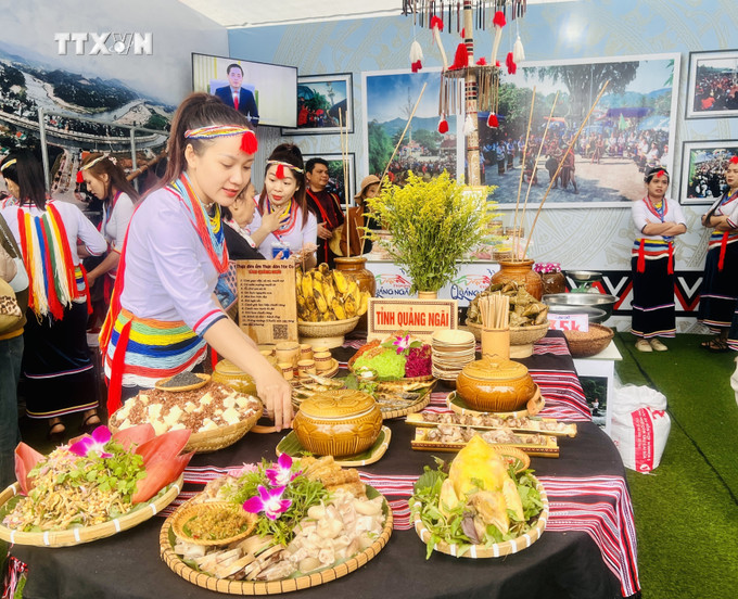 Không gian trưng bày ẩm thực của người Co ở tỉnh Quảng Ngãi. Ảnh: Nguyên Linh-TTXVN vna_potal_ngay_hoi_van_hoa_cac_dan_toc_viet_nam_tai_tinh_quang_tri_nam_2024_7759540.jpg