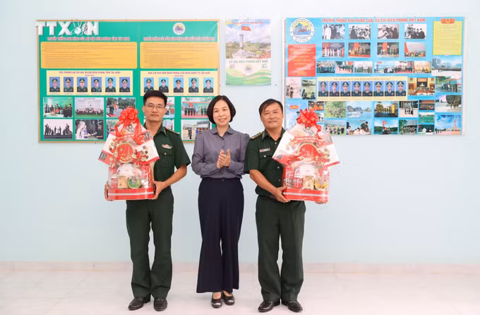 vna_potal_tong_giam_doc_ttxvn_tham_khu_di_tich_bia_tuong_niem_ttxgp_tai_tay_ninh_7274249.jpg