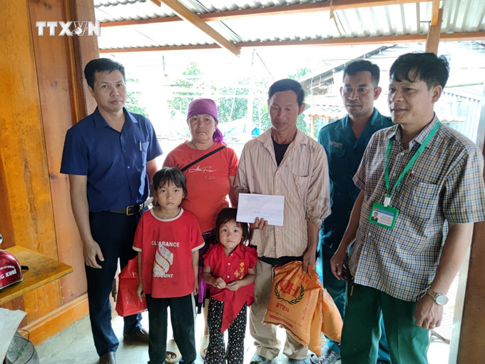 Thăm hỏi, động viên, hỗ trợ các gia đình bị thiệt hại do giông, lốc đầu mùa mưa tại xã Đắk Som, huyện Đắk Glong, tỉnh Đắk Nông. Ảnh: TTXVN vna_potal_tham_hoi_cac_gia_dinh_bi_thiet_hai_do_giong_loc_o_xa_dak_som_dak_nong_7302779.jpg