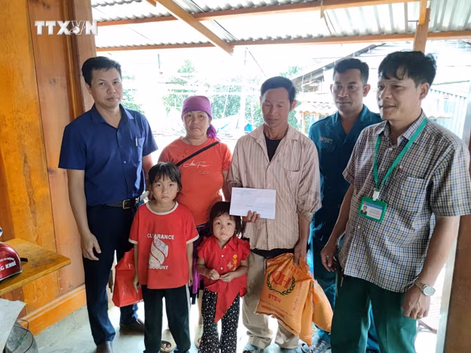 vna_potal_tham_hoi_cac_gia_dinh_bi_thiet_hai_do_giong_loc_o_xa_dak_som_dak_nong_7302779.jpg