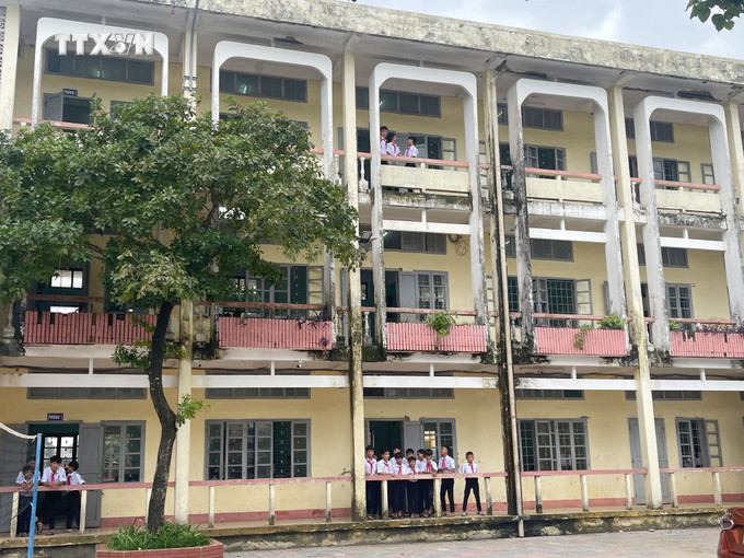 Dãy phòng học chính bị xuống cấp nghiêm trọng. Ảnh: Thanh Thuỷ-TTXVN vna_potal_quang_tri_truong_hoc_xuong_cap_nghiem_trong_giao_vien_va_hoc_sinh_nom_nop_lo_so_7670327.jpg