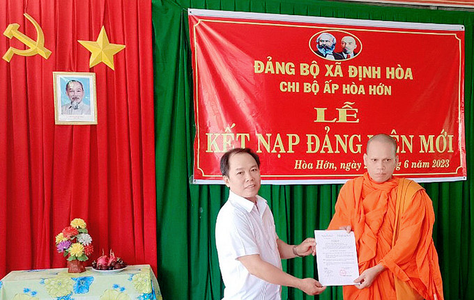 Đại đức Danh Minh Tuấn vinh dự được đứng trong hàng ngũ của Đảng Cộng sản Việt Nam tháng 6/2023. Ảnh: Lê Sen IMG_7053.JPG