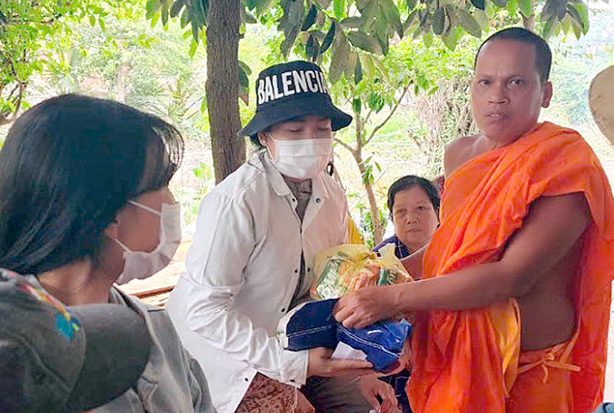 Đại đức Danh Minh Tuấn tặng quà cho bà con nghèo ở địa phương. Ảnh: Lê Sen IMG_7054.JPG