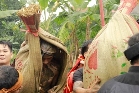 Lễ hội Đúc Bụt 'xé chiếu' cầu lộc đầu xuân ở Phú Thọ