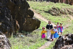 Đảng viên người dân tộc trong sự nghiệp trồng người nơi vùng cao biên giới