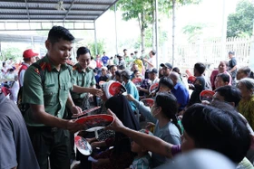 Tuổi trẻ Công an tỉnh An Giang mang hơi ấm mùa xuân đến với vùng biên giới Nhơn Hội