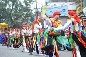 Về Triều Khúc xem trai giả gái trong điệu múa cổ