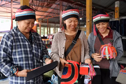 Sắc màu nhộn nhịp nơi chợ vùng cao Tuyên Quang 
