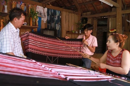 Trải nghiệm dệt thổ cẩm ở làng nghề Xí Thoại, tỉnh Đắk Lắk