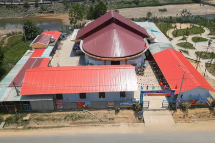 Vun đắp niềm tin cho học sinh vùng biên từ những ngôi trường mới