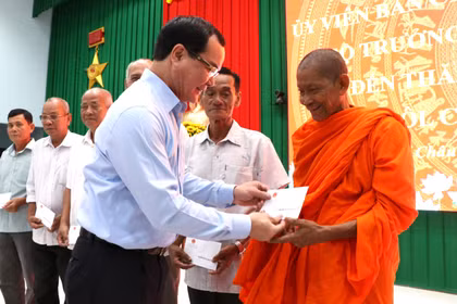 Bộ trưởng Bộ Dân tộc và Tôn giáo chúc Tết đồng bào Khmer Vĩnh Long