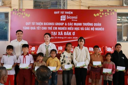 Quà Tết đến sớm với học sinh và hộ dân nghèo biên giới