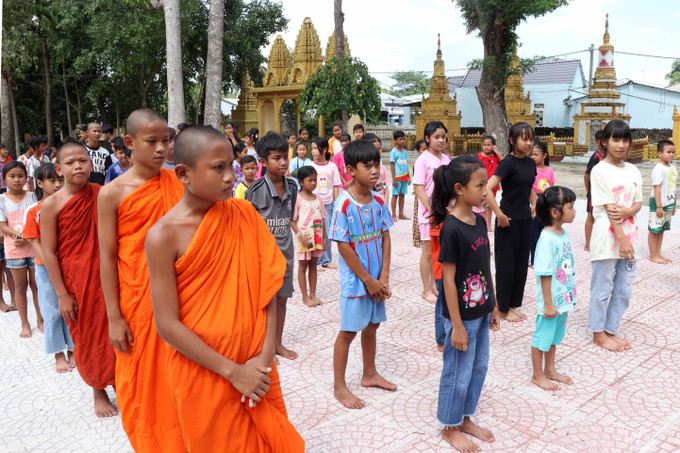Không khí buổi khai giảng lớp học hè tại chùa Chrôi Tưm Kan Đal (ấp Tâm Lộc, xã Đại Tâm, huyện Mỹ Xuyên, Sóc Trăng). e-3-hoc-he.jpg
