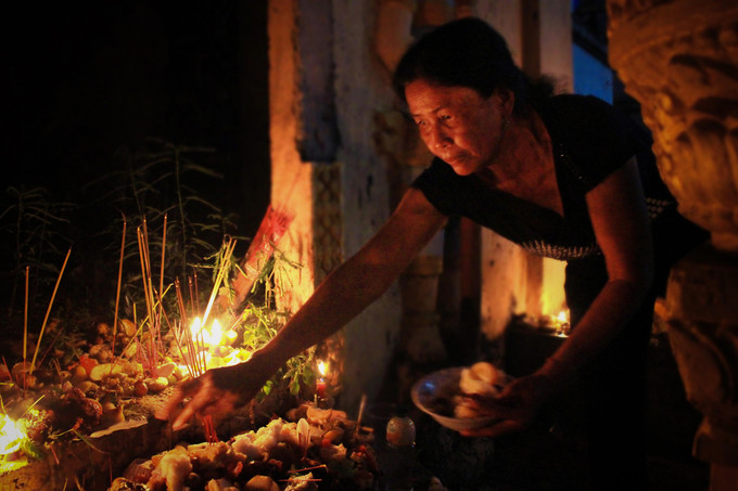 Nghi thức đặt cơm vắt kéo dài 15 ngày. Bà con Phật tử thường thức dậy từ 3 giờ sáng để chuẩn bị và mang cơm đến chùa. Cơm vắt gồm gạo nếp, mè đen và dừa, được chia làm hai phần: một phần dùng tại nhà, một phần dâng lên chùa để hồi hướng phước báu đến người đã khuất. 4-bayben.jpg