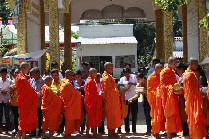 Nghi thức đặt bát tại chùa Chrây-ta-sô ở xã Ngũ Lạc, tỉnh Vĩnh Long. Ảnh: Yến Thanh z7040752183038-b0be0fae4ffd239e920e02ff2b7cd47b.jpg