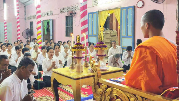 Đông đảo đồng bào Phật tử đến chùa Kom-băng bat, xã Tam Ngãi, tỉnh Vĩnh Long để nghe chư tăng thuyết pháp nhân dịp lễ Sene Dolta. Ảnh: Yến Thanh z7040752529430-a79b5f4428d9a75f03ac94604632151f.jpg