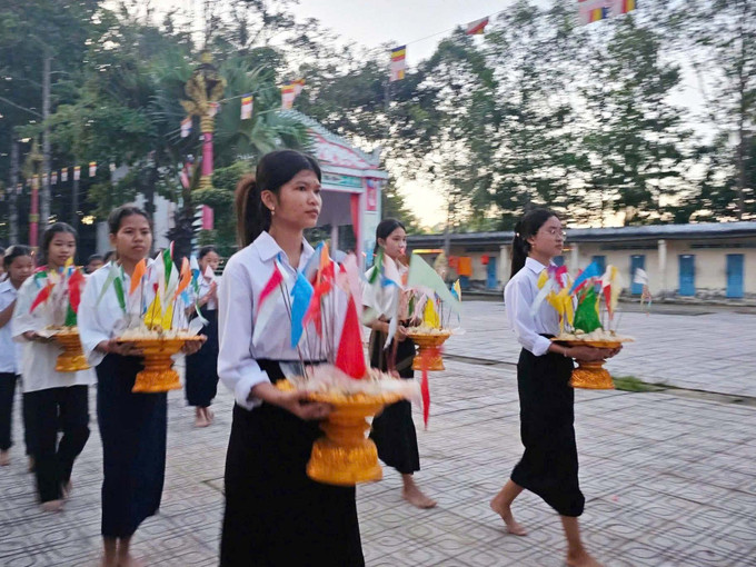 Các bạn trẻ dậy từ rất sớm để kịp tham gia nghi thức đặt cơm vắt theo phong tục truyền thống của dân tộc mình. Ảnh: Yến Thanh z7040752293246-d860787b5c6f4b442728368d315b6e6b.jpg