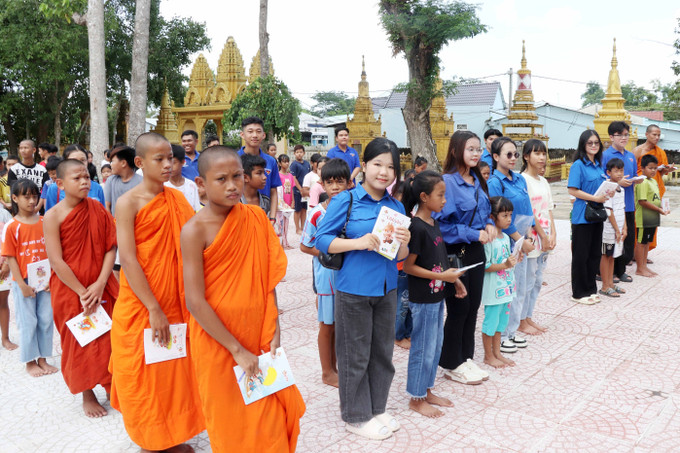 Nhà chùa kết hợp với tổ chức đoàn thể hỗ trợ sách, vở, bút viết nhằm khuyến khích các em học tập tốt, trước khi vào khóa học tại chùa Chrôi Tưm Kan Đal. f-2-hoc-he.jpg