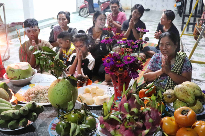 Nghi thức cúng được thực hiện với sự tham gia của các thành viên trong gia đình và bà con trong phum sóc.